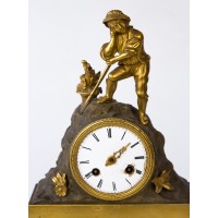 Kominkowy złocony zegar z brązu, z dekoracją figuralną i eklektycznymi ornamentami